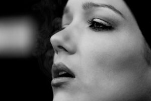  Photo noir et blanc d'une femme prise d'anxiété.