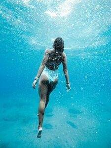 Femme nageant dans l'eau au fond de la mer
