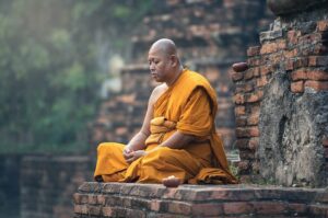 Homme bouddhiste en pleine méditation. Êtes-vous de tempérament zen?