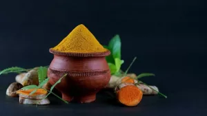 Curcuma en poudre dans un pot est une des 4 épices aux effets bienveillants