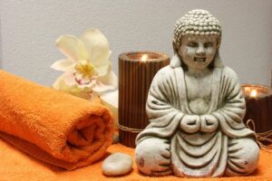 Décoration avec un bouddha des bougies et serviettes. Êtes-vous de tempérament zen?