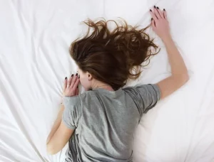 Femme qui dort dans son lit