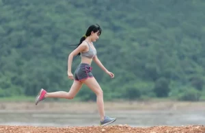 Femme qui coure dans la nature