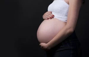 Femme enceinte qui tient son ventre proche du terme !