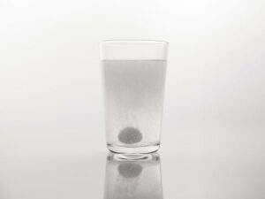 verre d'eau avec du bicarbonate de soude