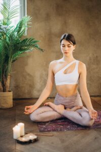 Femme assise en position tailleur