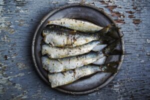 Assiette avec des sardines