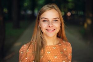 Jeune femme qui sourit