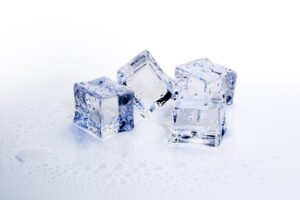 glaçons en formes de cubes sur une surface