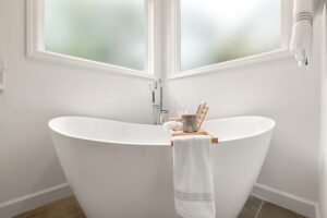 salle de bain avec bain alcalin qui fait partie des astuces naturelles pour soulager l'arthrose