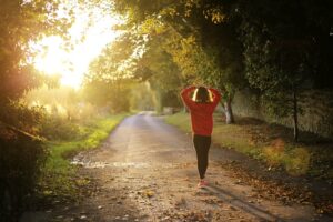quelqu'un qui se balade au bord de la forêt pour soulager arthrose 